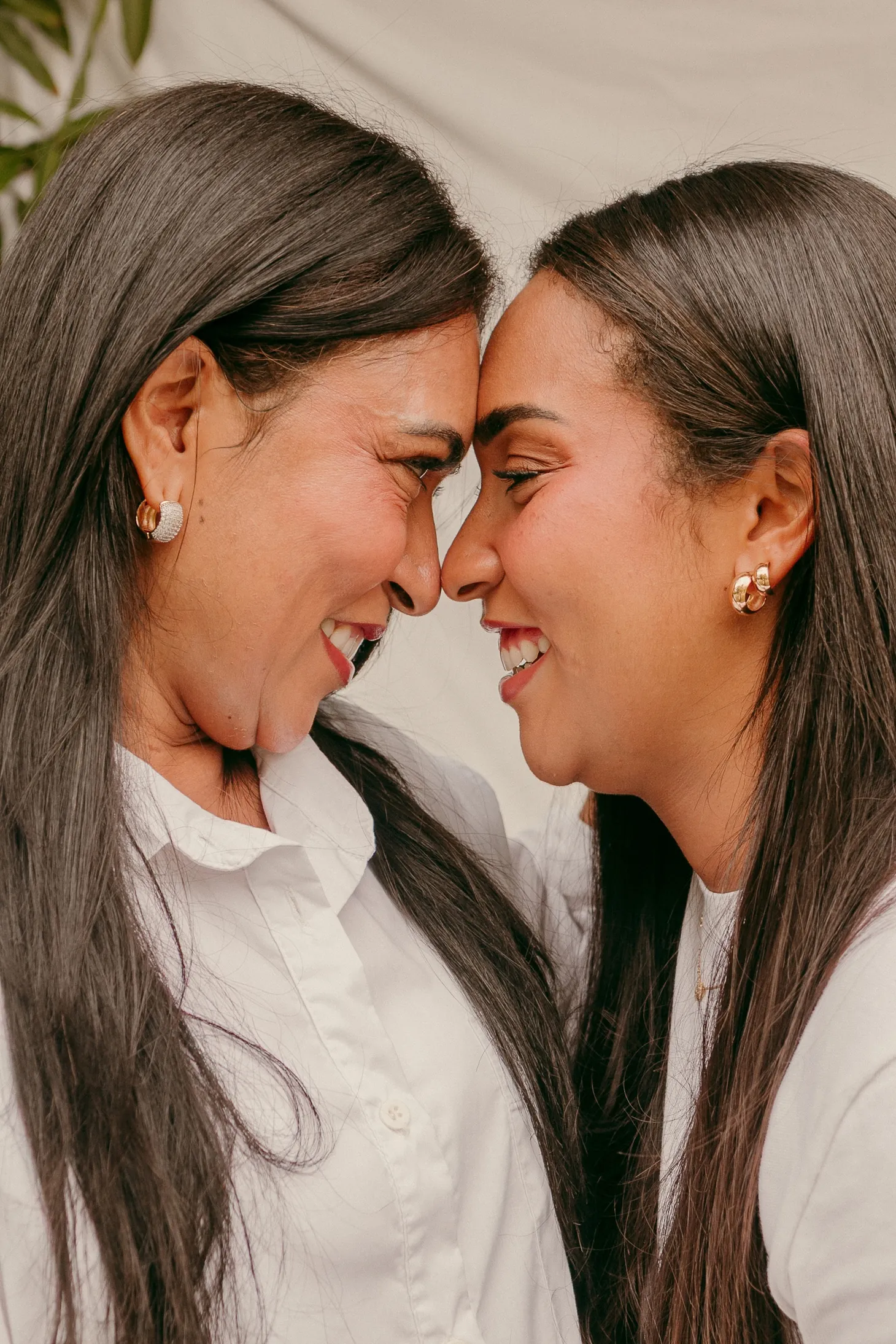 Mãe e filha testa com testa