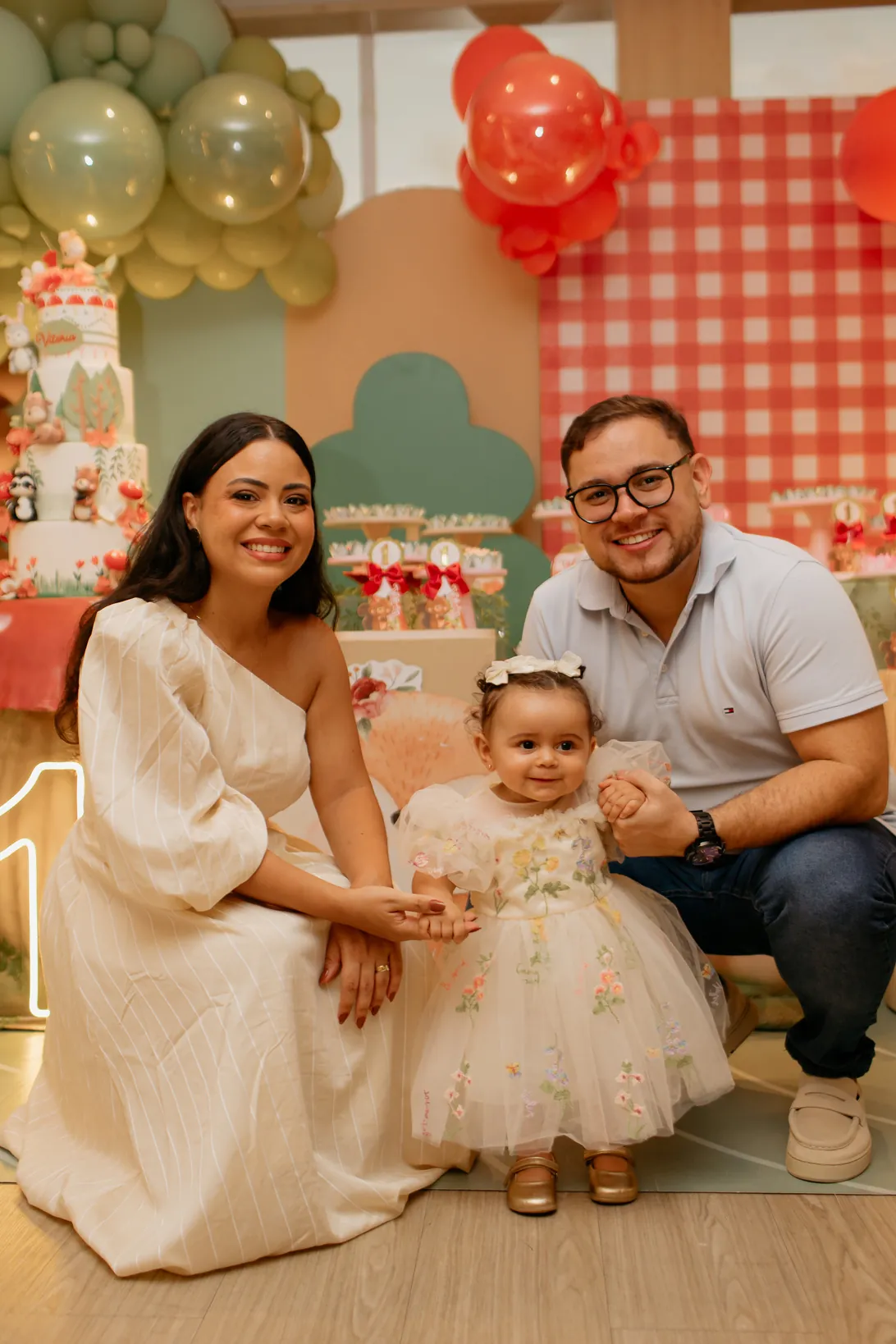 Pais com a filha no aniversário de um ano